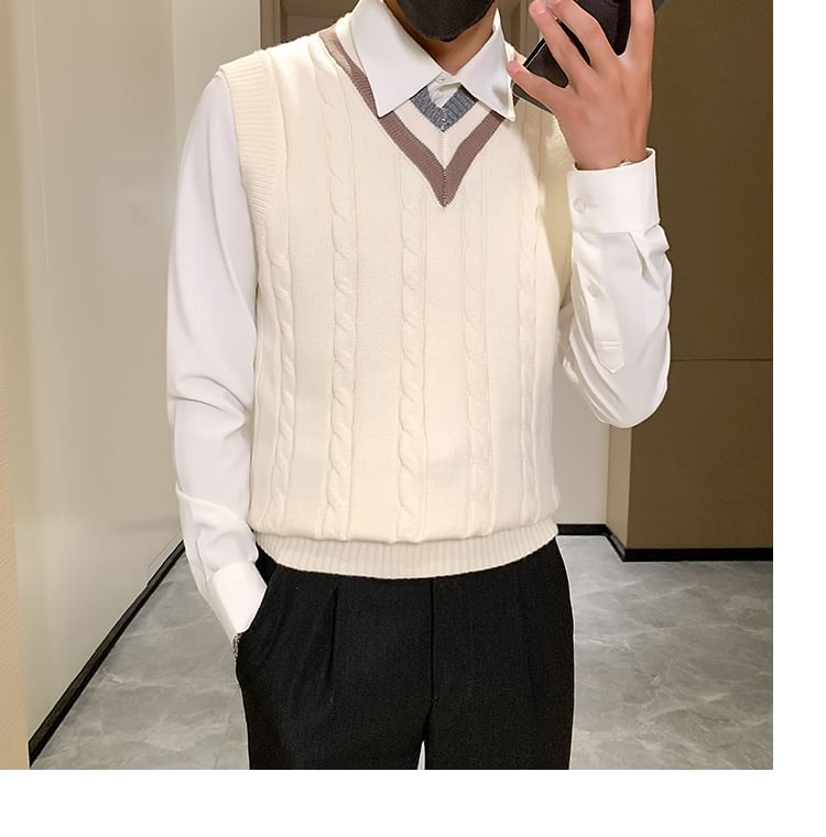 Naideth - V-hals tweekleurig kabelgebreid vest