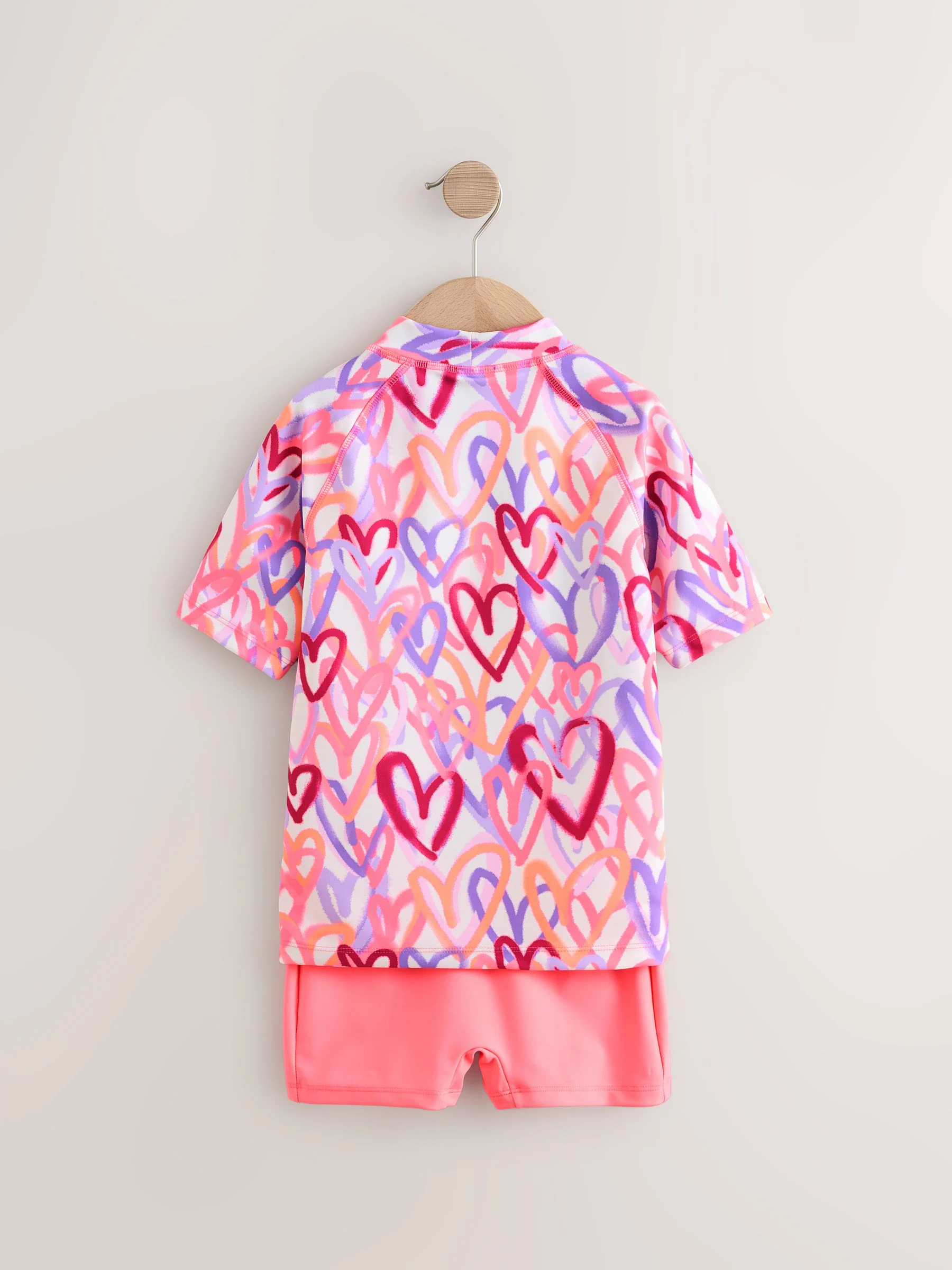 Roze met hartjesprint - Zonbeschermende set van surfshirt en shorts (3 - 16 jr)