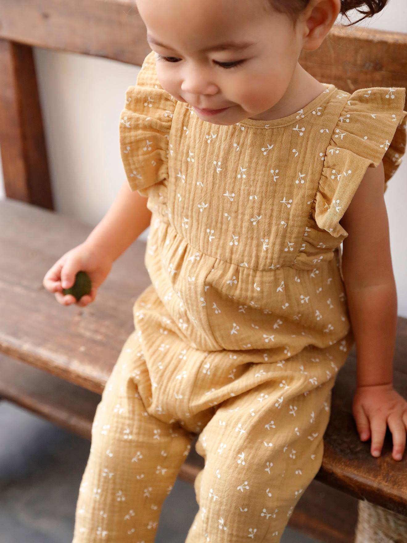Macacão de bebê em chiffon de algodão amarelo claro