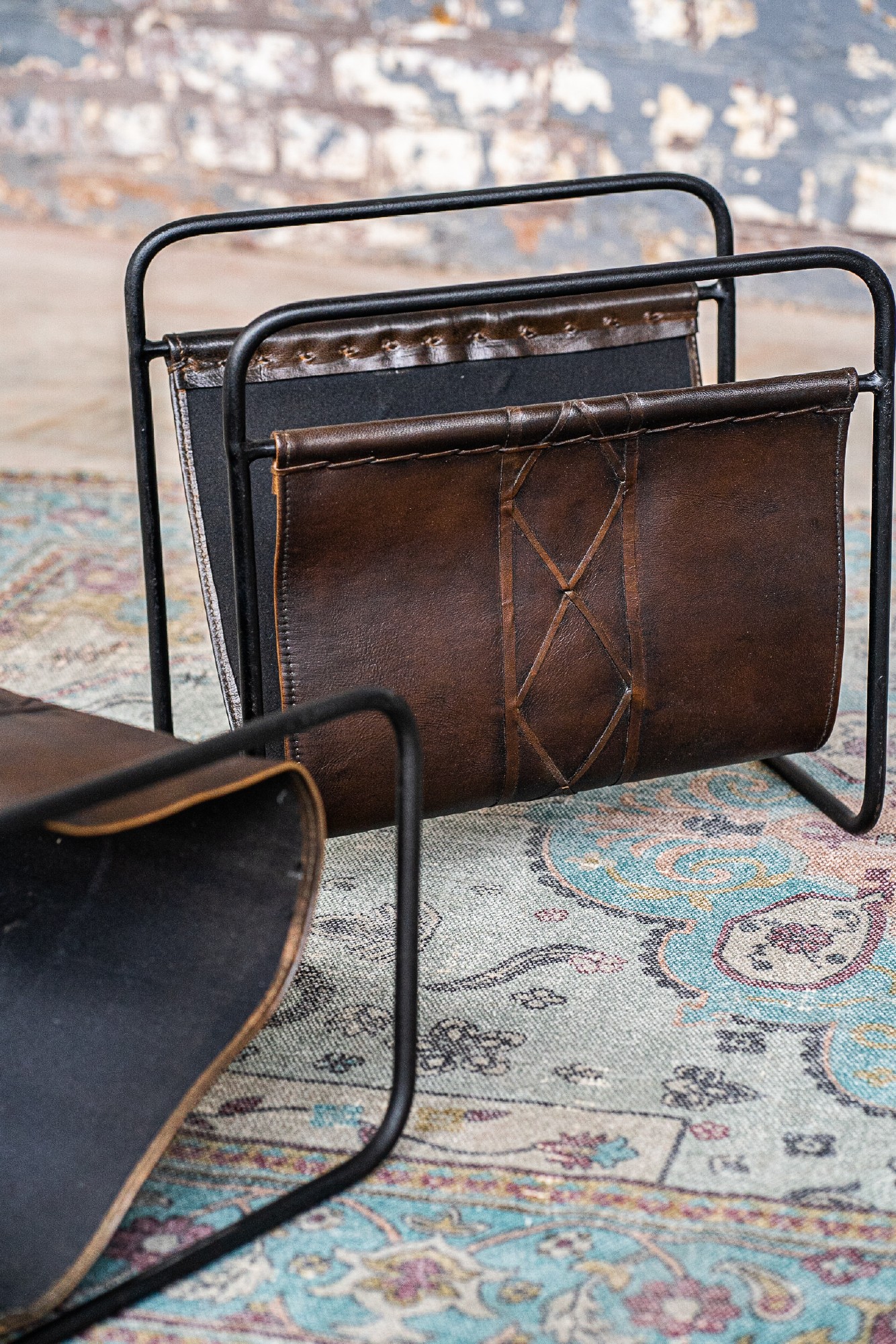 Zeitungsständer 'Diario', Leder und Eisen, B 39 cm, L 24 cm, H 38 cm von fischer's lagerhaus