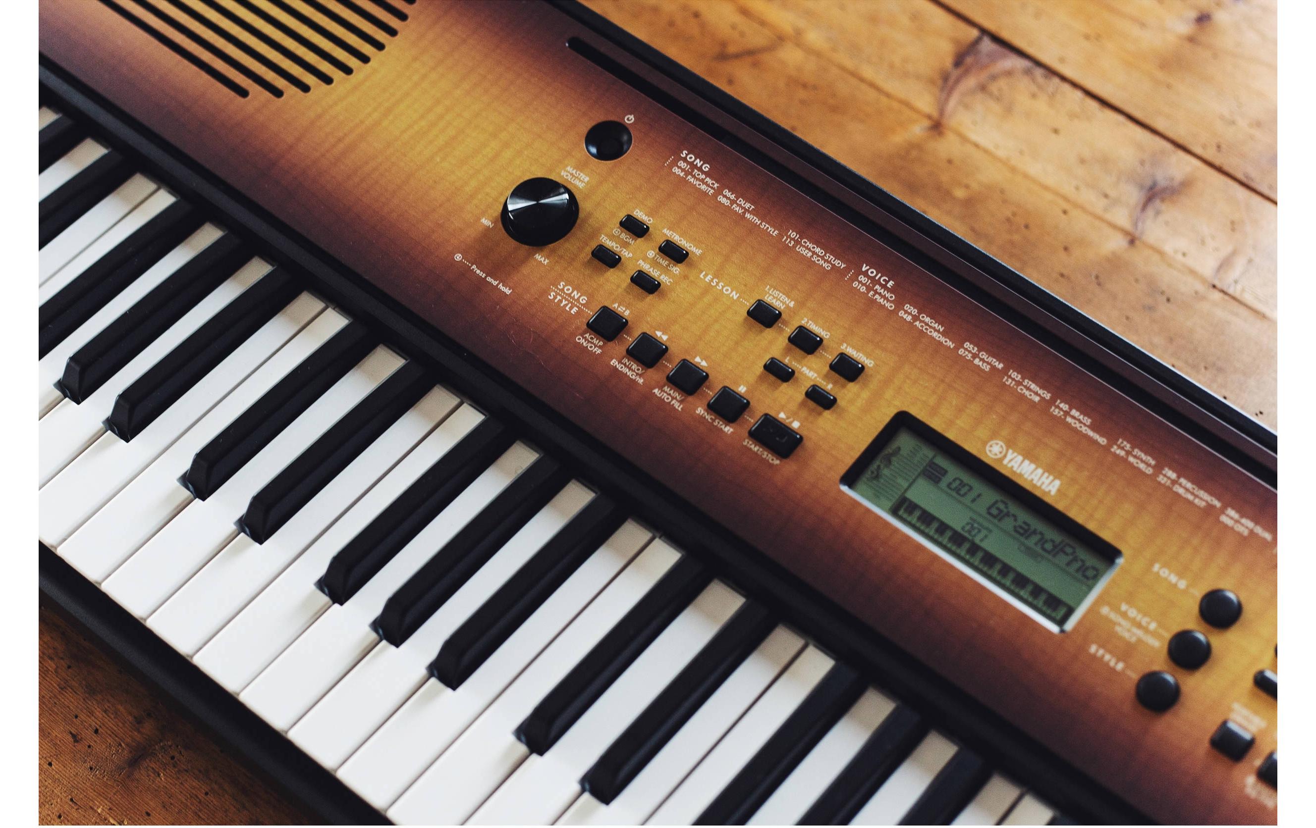 Keyboard PSR-E360MA Maple<br>Portables Einsteiger-Keyboard, dessen Design perfekt für Ihren Wohnbereich geeignet ist
