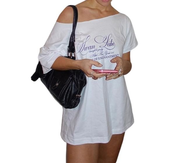 HERMITAKH - T-shirt met korte/lange mouwen en off-shoulder print en tekst