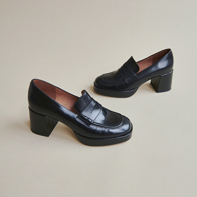 Mocassins à talons et bouts carrés  en cuir noir