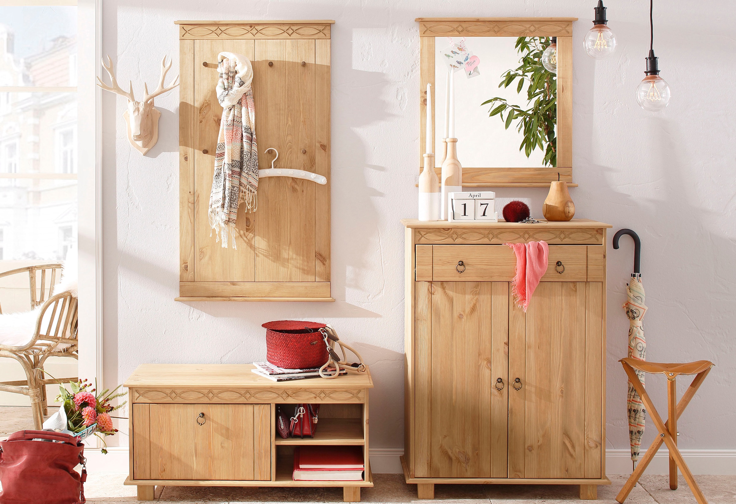 Home affaire Garderobenpaneel »Indra« aus massiver Kiefer, FSC®, 8 Haken, dezentes Ornament