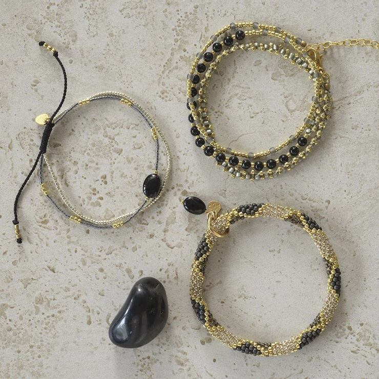 A Beautiful Story Feeling Black Onyx Bracelet GC Gold