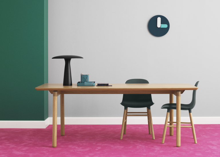Normann Copenhagen Form Chair stoel met stalen onderstel warm grijs