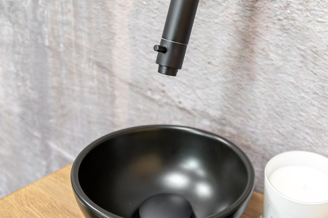 Saniclear Seba fonteinset met bruin eiken plank, zwarte waskom en zwarte kraan voor in het toilet