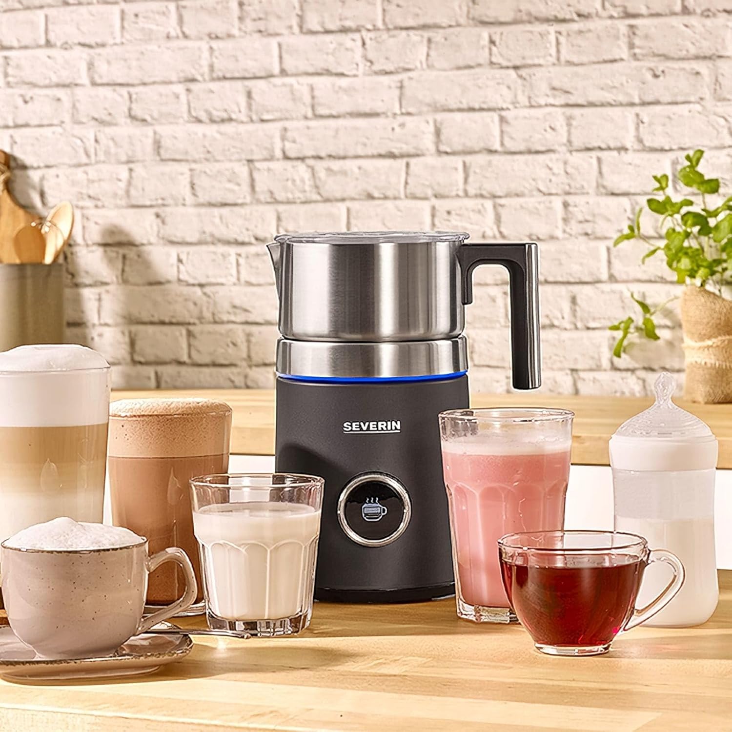 SEVERIN SPUMA 700 Plus Induktions-Milchaufschäumer, 13 Programme, OLED-Display, LED-Lichtring mit Statusanzeige, einfache Reinigung, Barista-Ausgusszotte, Edelstahl-gebürstet, schwarz, SM 3587