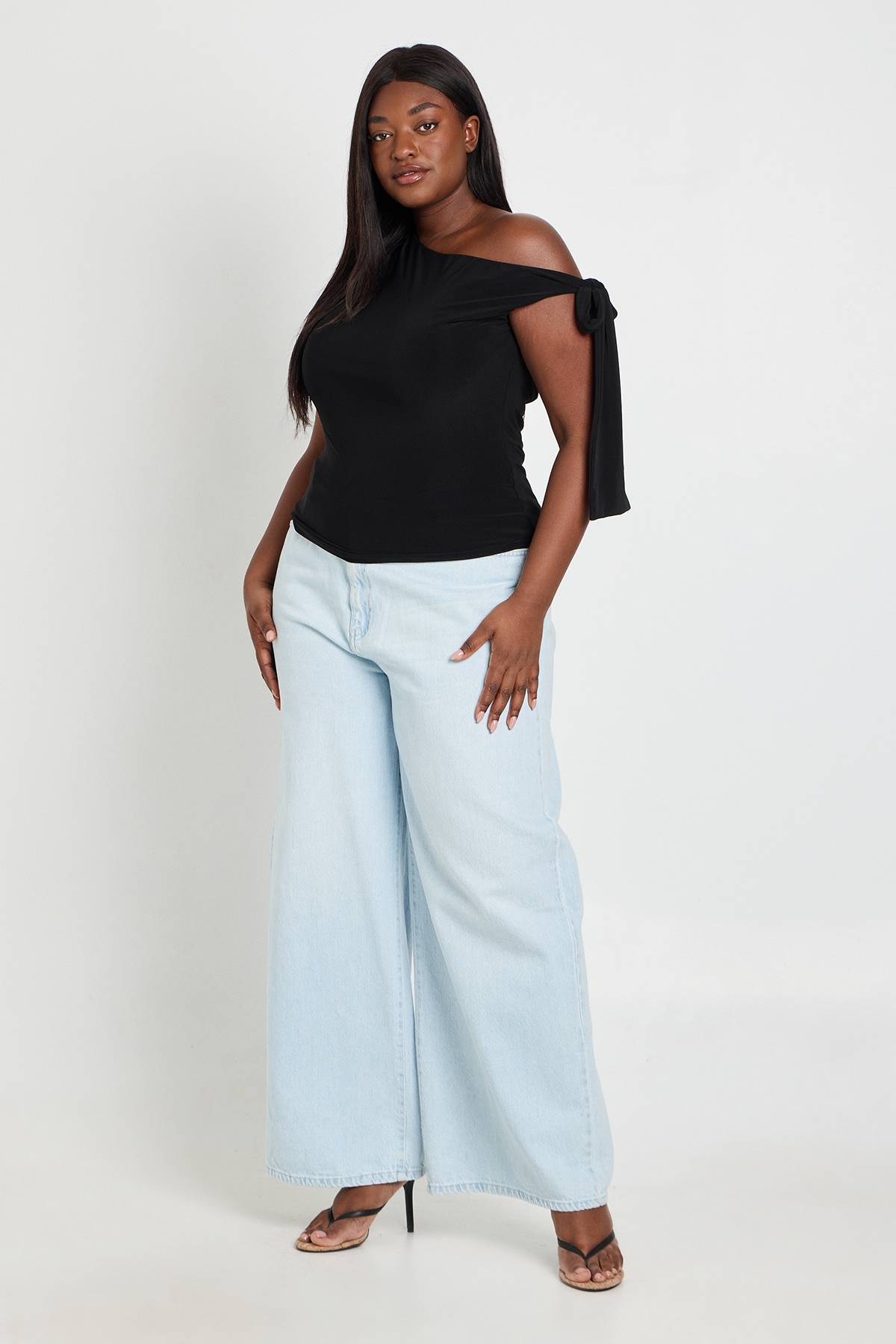 boohoo Haut Asymétrique À Une Épaule Avec Détail De Nœud Grande Taille
