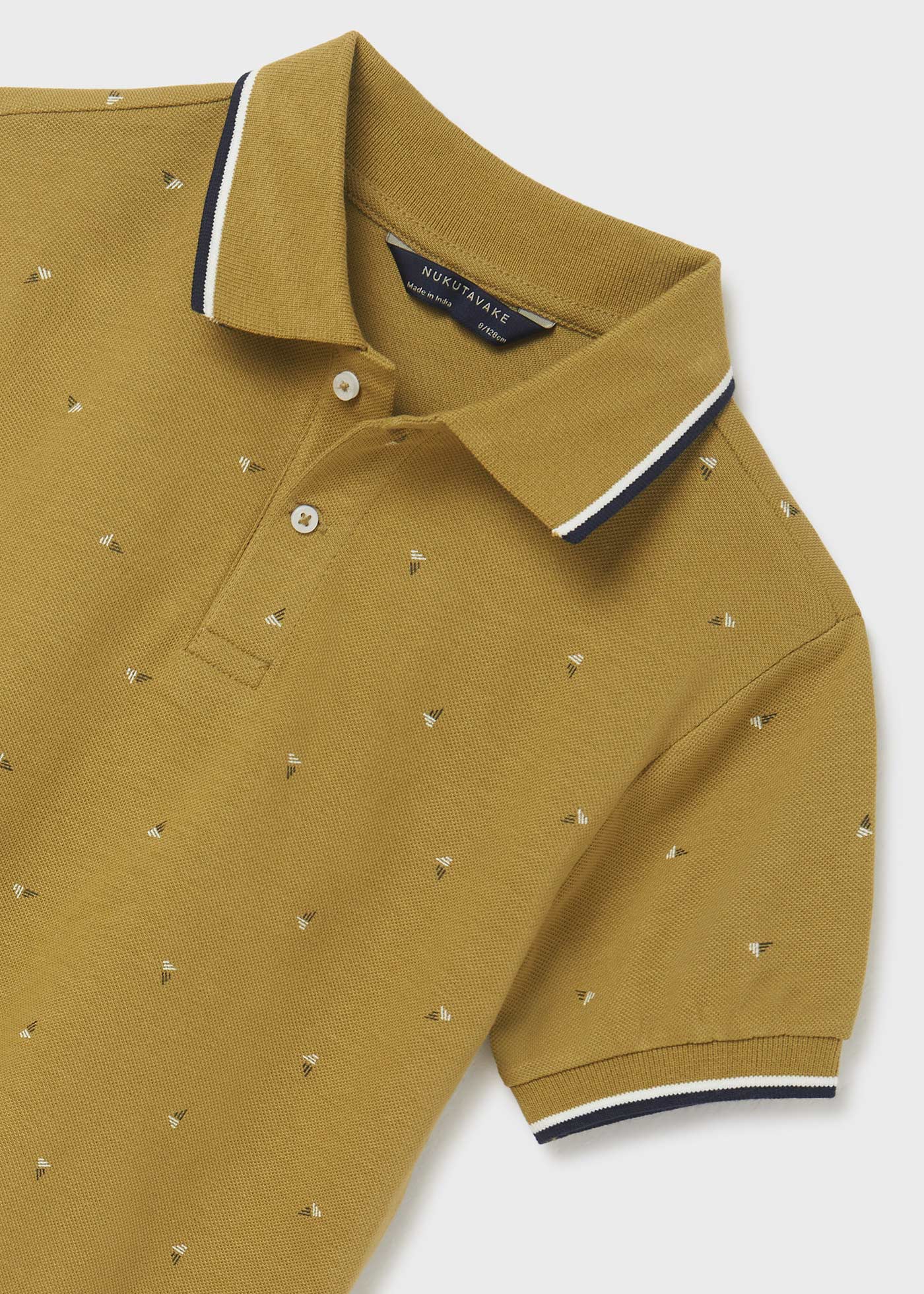 Camisa polo infantil em algodão sustentável com estampa.