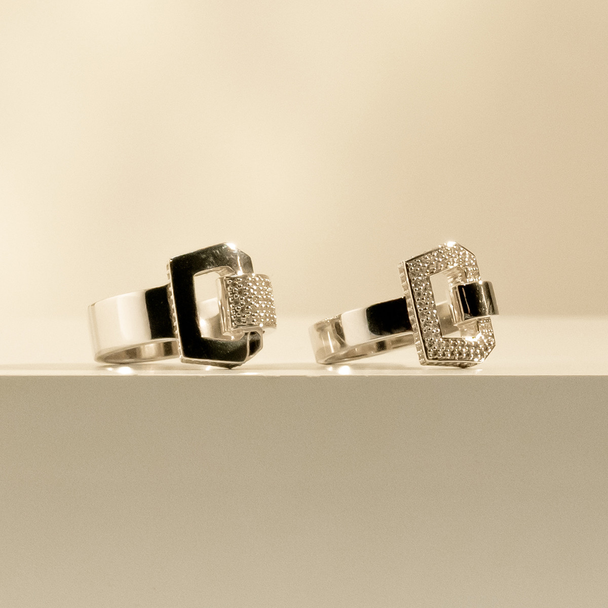 Bague or recyclé 750 blanc boucle et demi-tour diamants