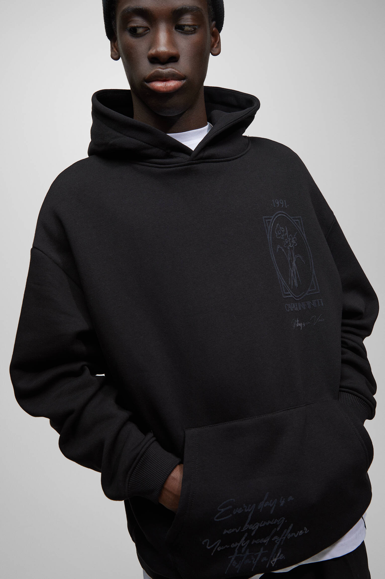 MOLETOM COM CAPUZ ESTAMPADO EM FLOCADO - PRETO