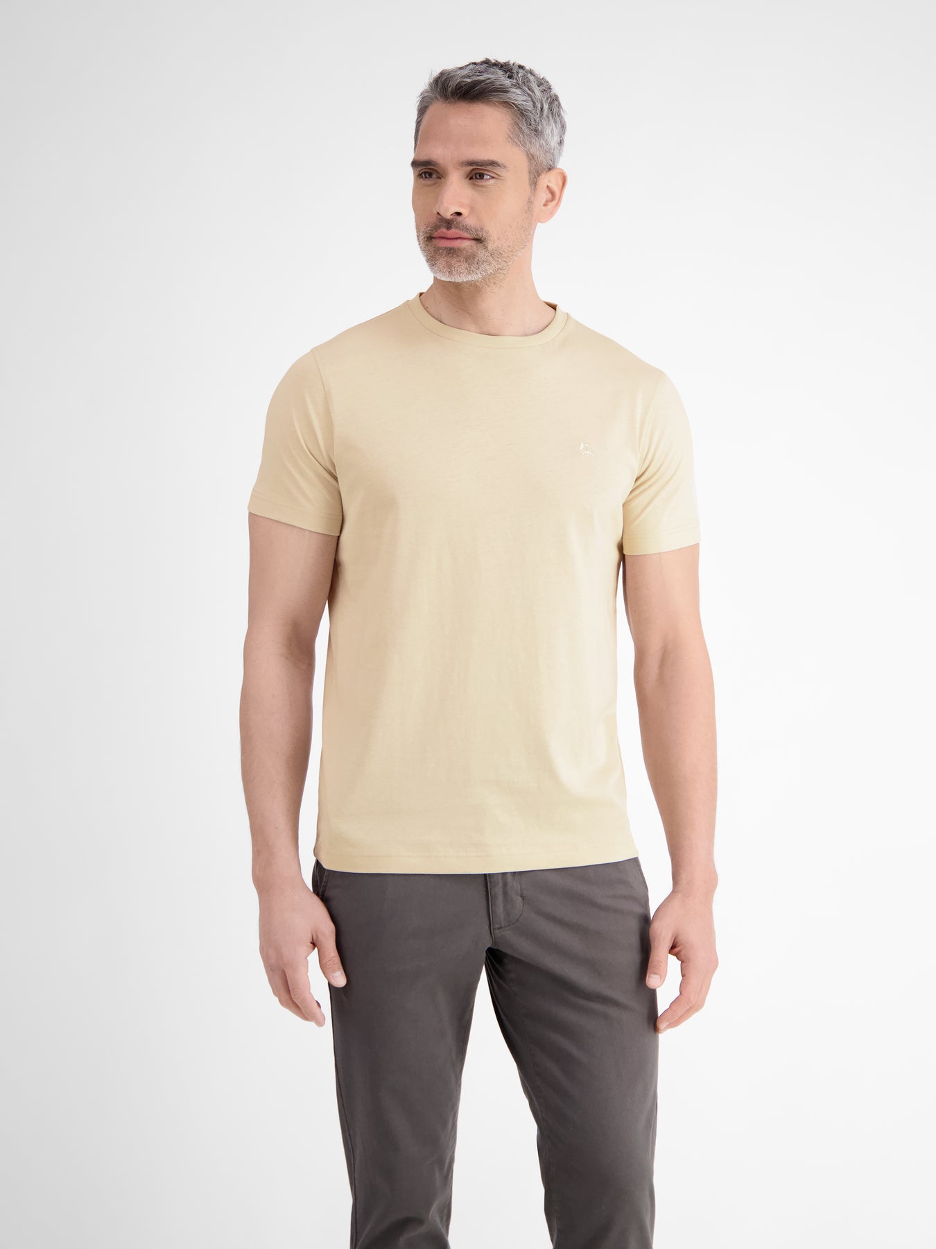 Basic T-Shirt mit Logostitck, unifarben