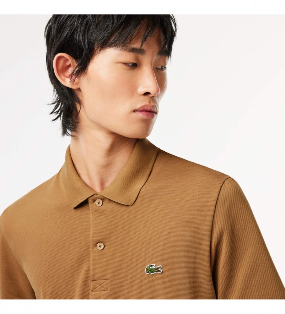 Camisa polo masculina Lacoste, modelagem regular, em algodão orgânico com elastano, marrom