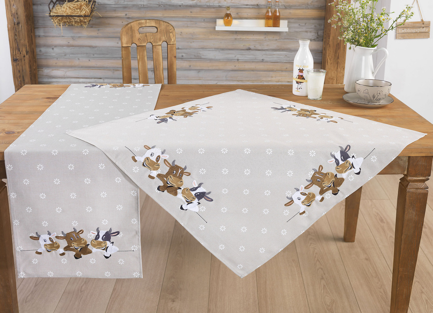Tischdecke mit aufwendiger Stickerei