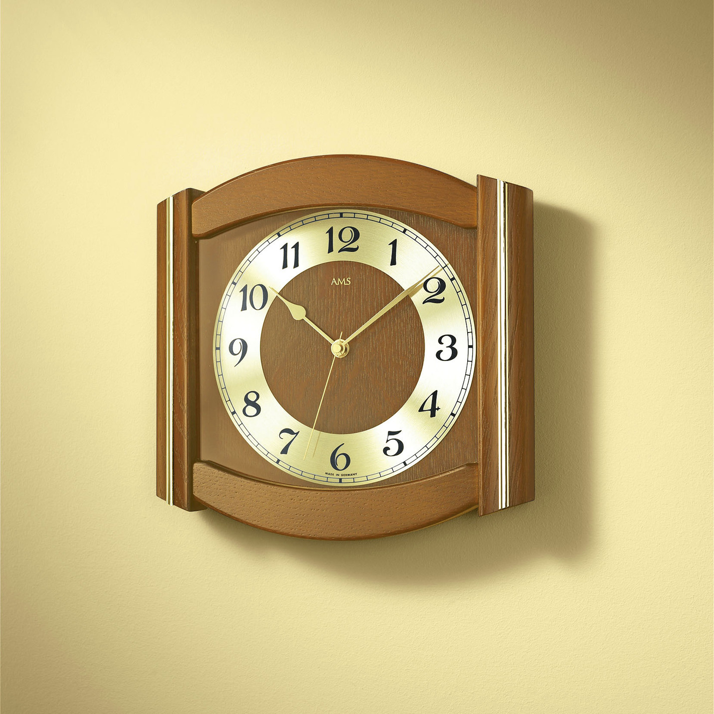Funk-Wanduhr aus massivem Holz