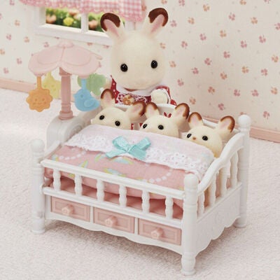 Sylvanian Families Lekesett Sprinkelseng med Uro
