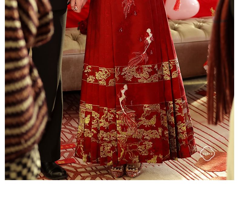MSSBridal - Shirt met geborduurde vis en ruches / Maxi-rok met hoge taille en kralen