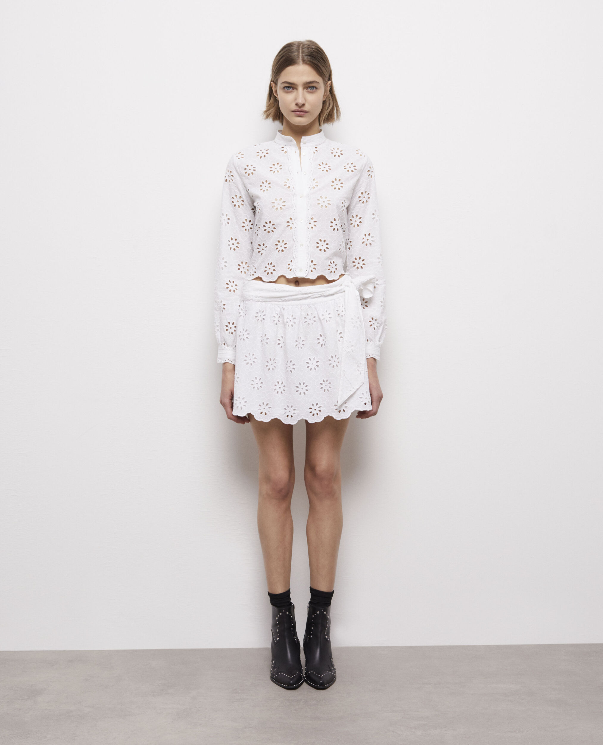Jupe courte blanche en broderie Anglaise