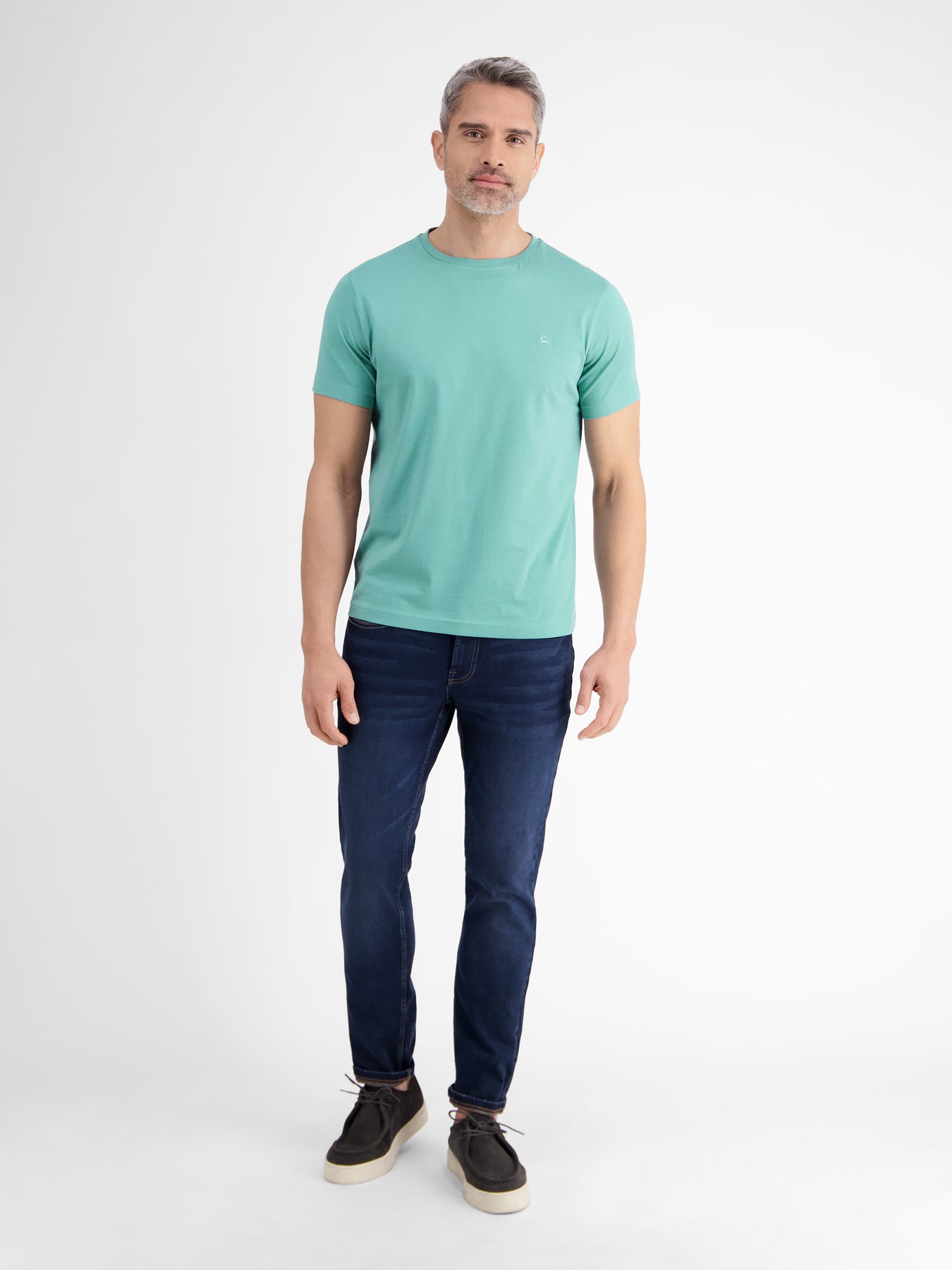 Basic T-Shirt mit Logostitck, unifarben