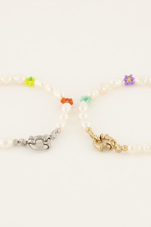 Souvenir armband met parels en bloemen