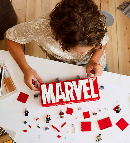 LEGO® Marvel - MARVEL Logo & Minifiguren 76313 - 931 Teile