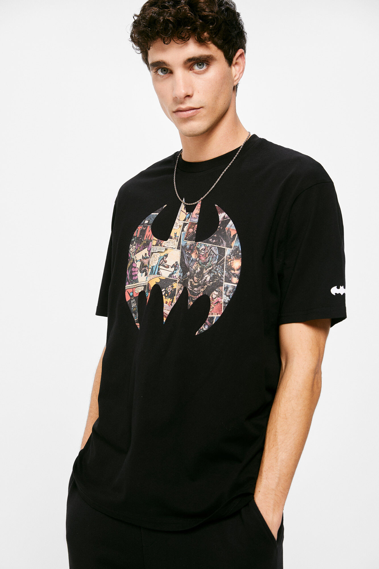 Camiseta preta com o logo do Batman