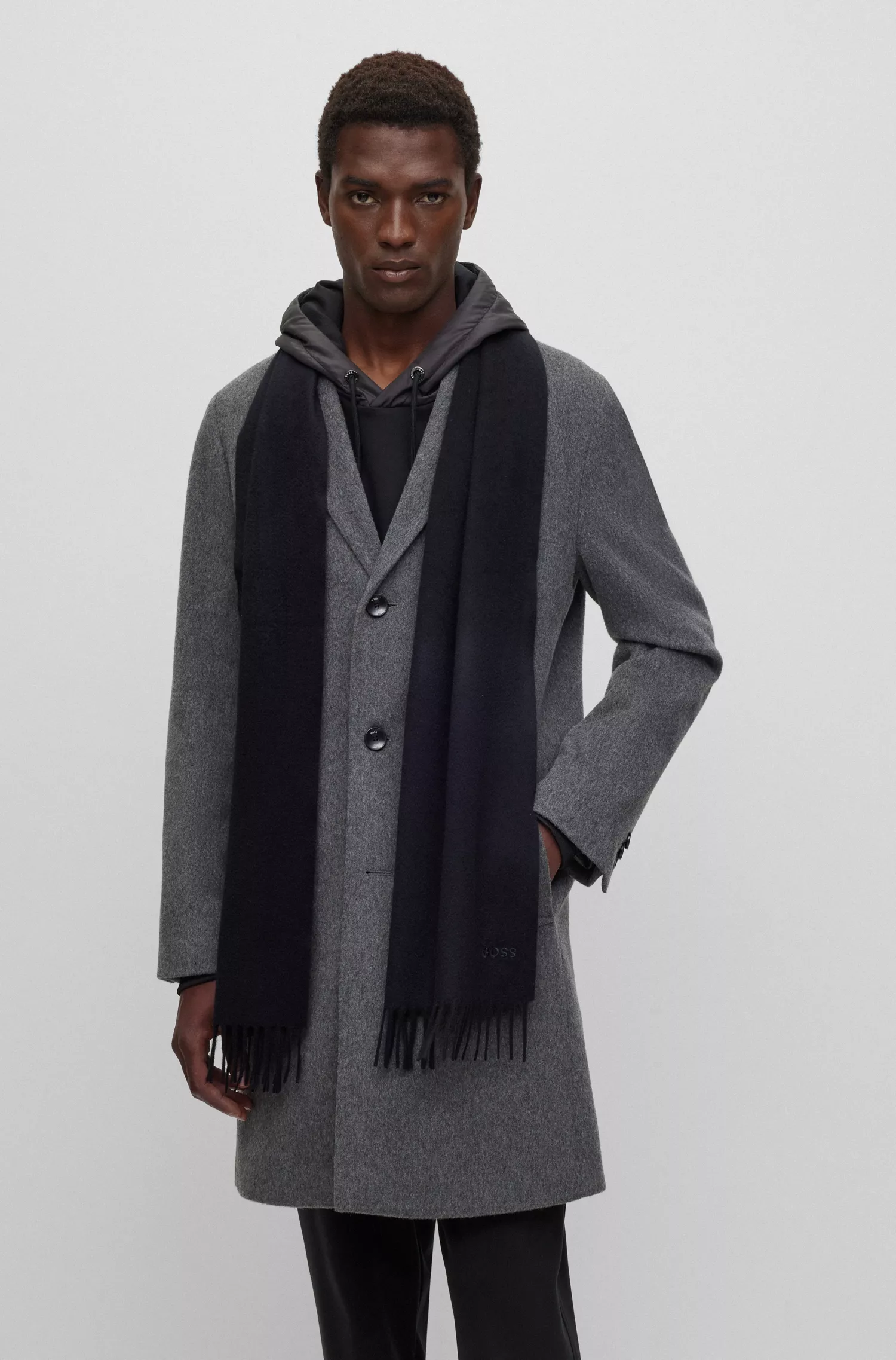 Cachecol BOSS preto com franjas, em puro cashmere italiano com logotipo bordado.