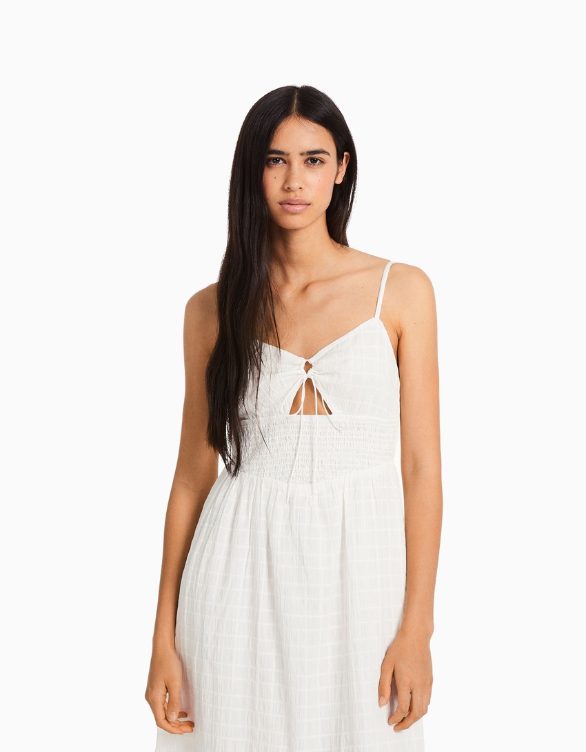 Vestido midi com alças finas, recortes e babados.