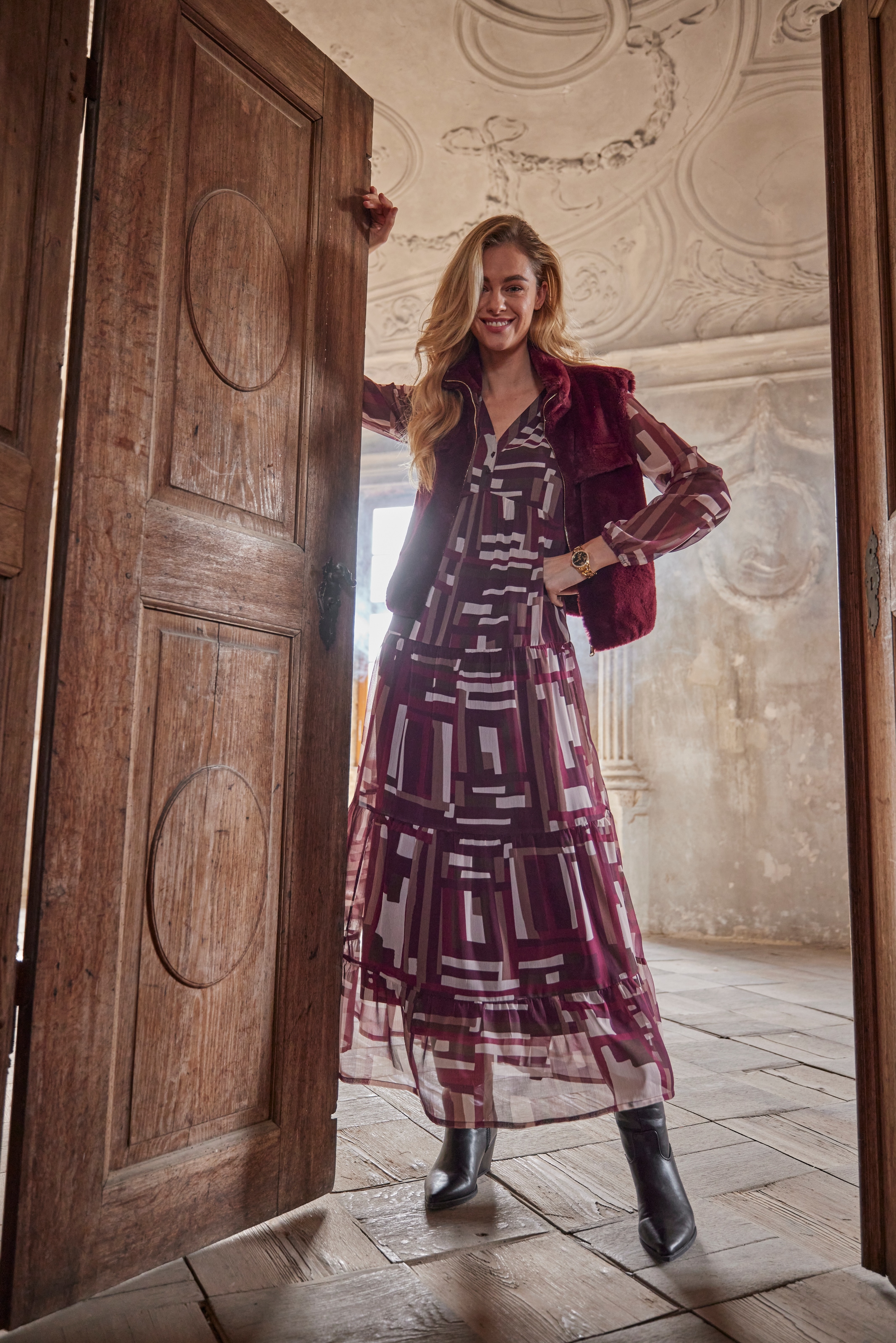 Aniston CASUAL Maxikleid mit trendfarbigem, grafischen Muster - NEUE KOLLEKTION