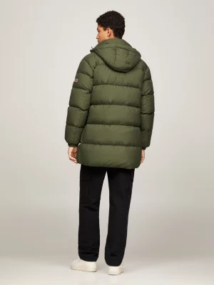 Parka essencial com capuz e enchimento de plumas, corte casual.