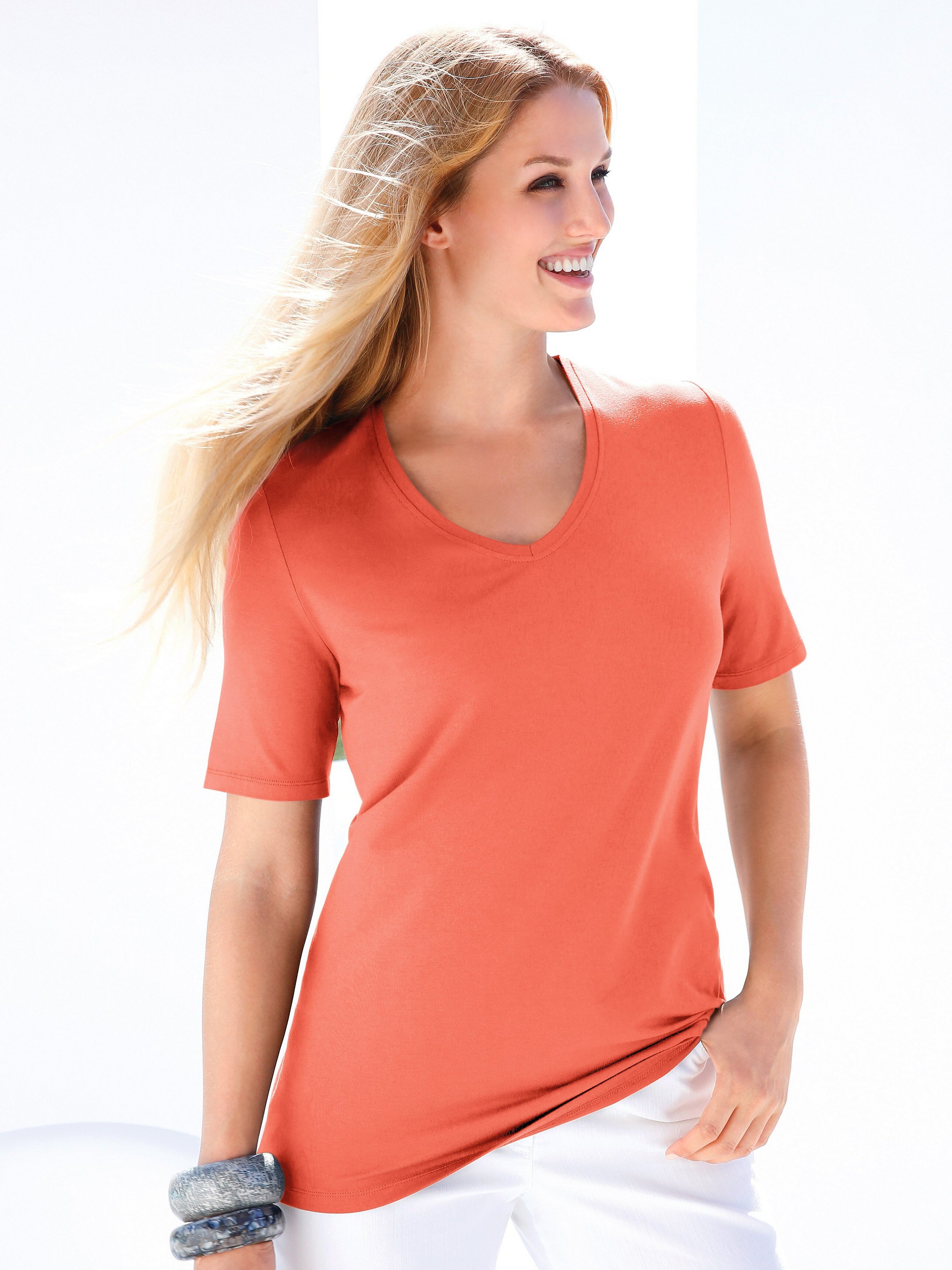 Shirt mit gerundetem V-Ausschnitt