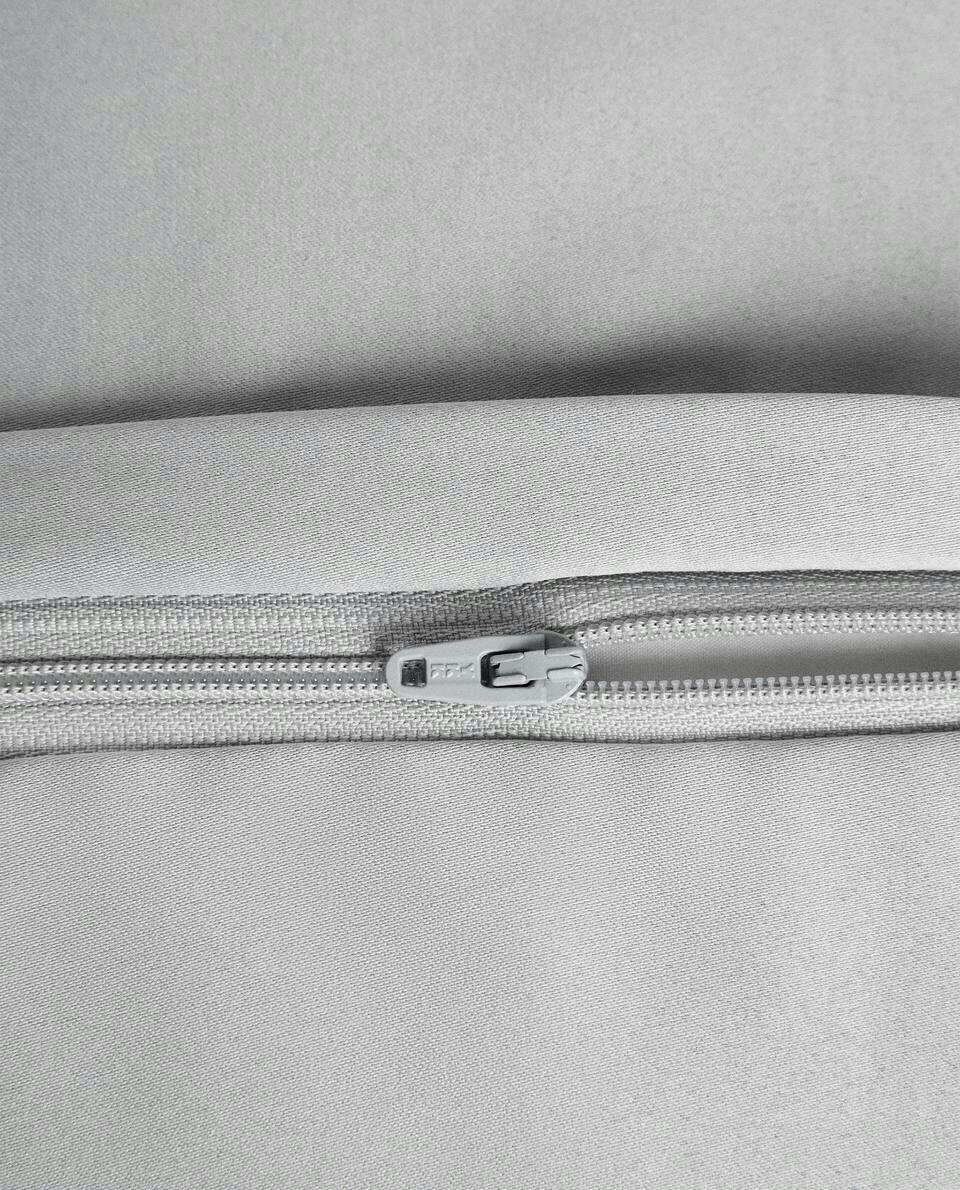 CAPA DE ALMOFADA COM COSTURA DETALHADA