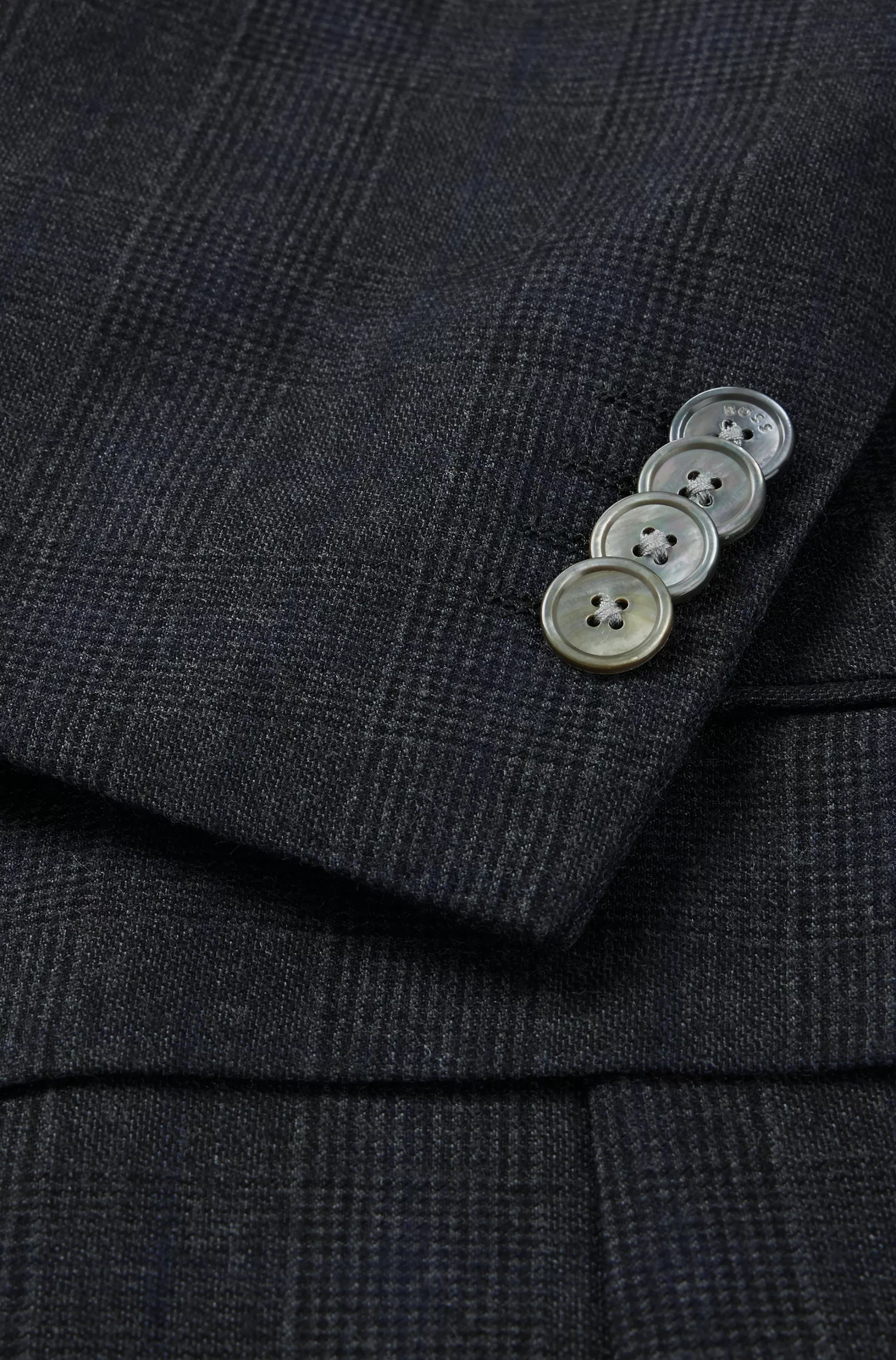 Terno BOSS preto slim fit em lã virgem xadrez.