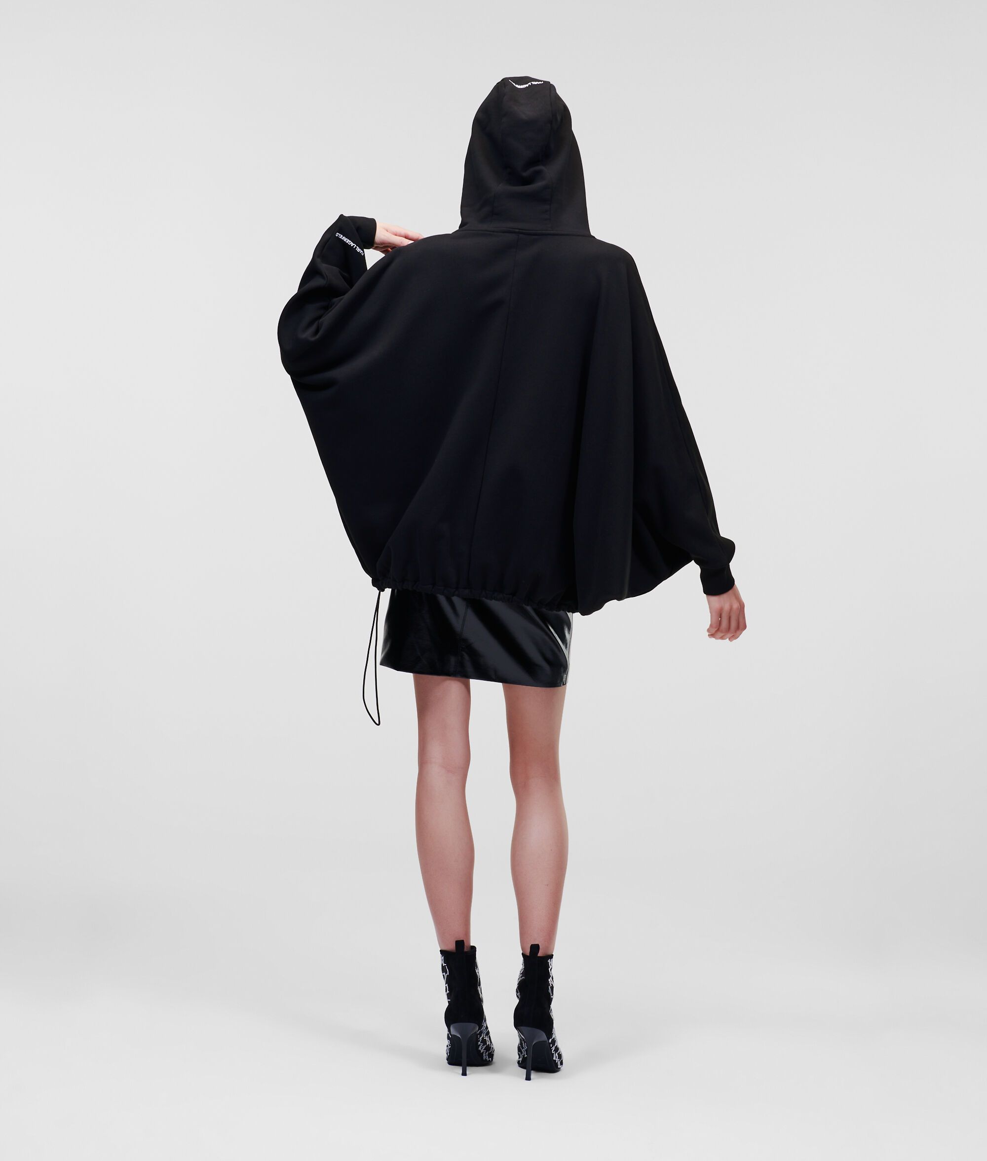 SWEAT À CAPUCHE OVERSIZE SÉLECTIONNÉ PAR HUN KIM