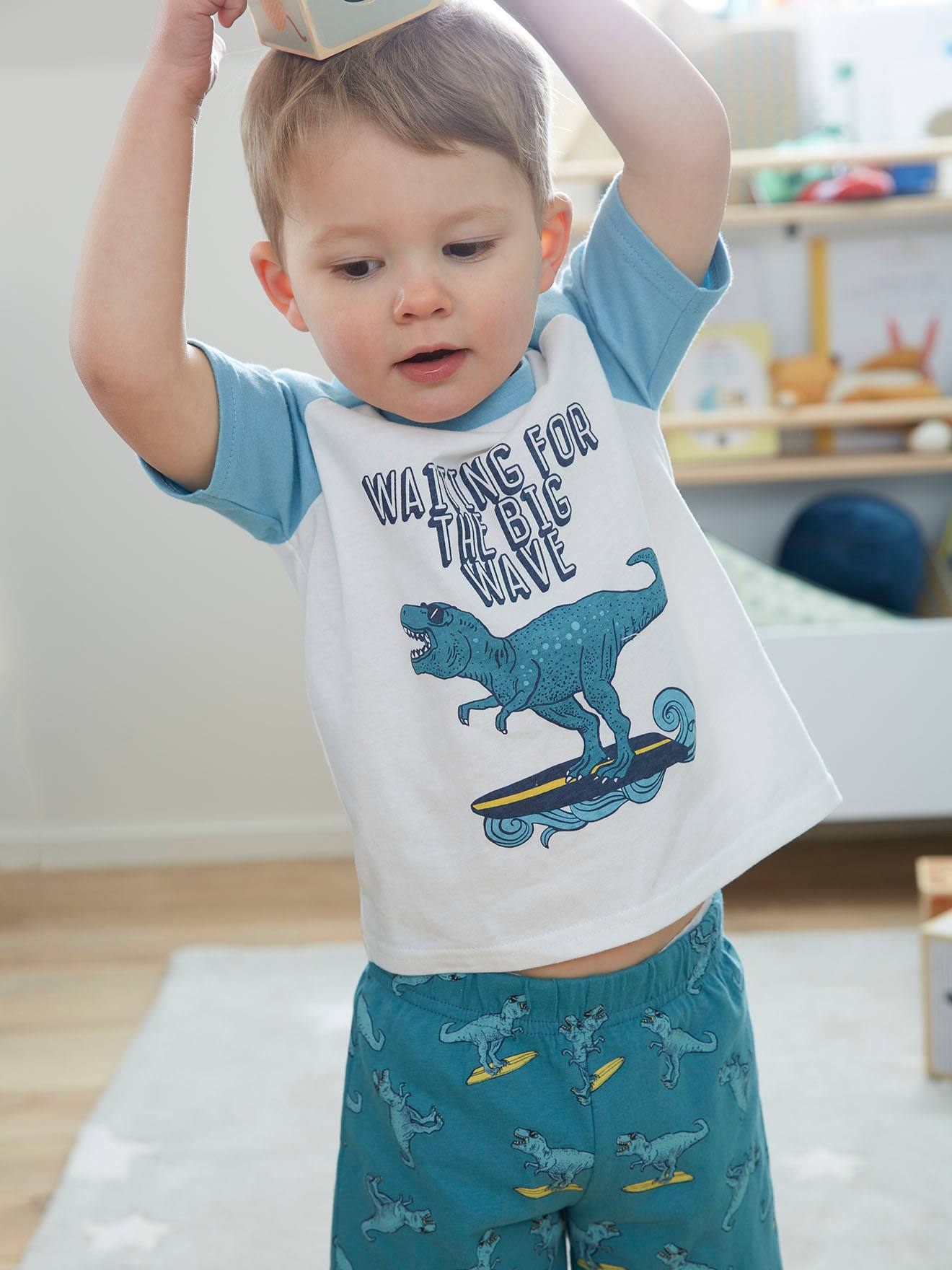 Pijama infantil masculino com estampa de dinossauro surfista e shorts - Azul-petróleo