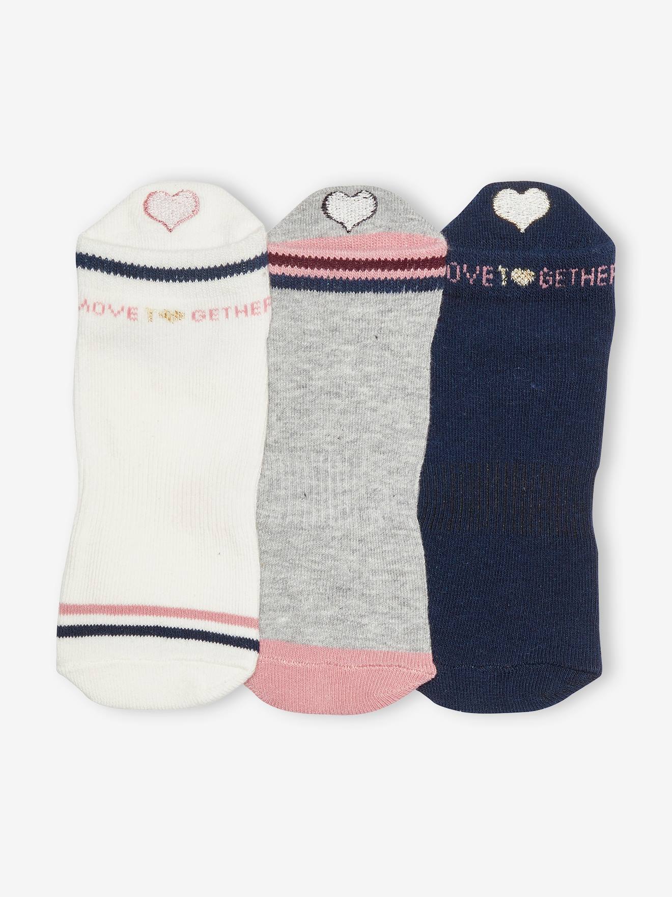 Pacote com 3 pares de meias esportivas tamanho médio para meninas, brancas claras em dois tons/multicoloridas.