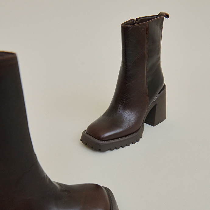 Bottines à semelles crantées et bouts carrés  en cuir marron