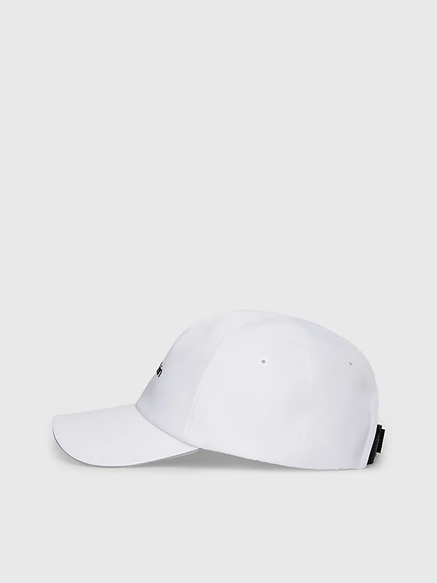 Boné com logotipo