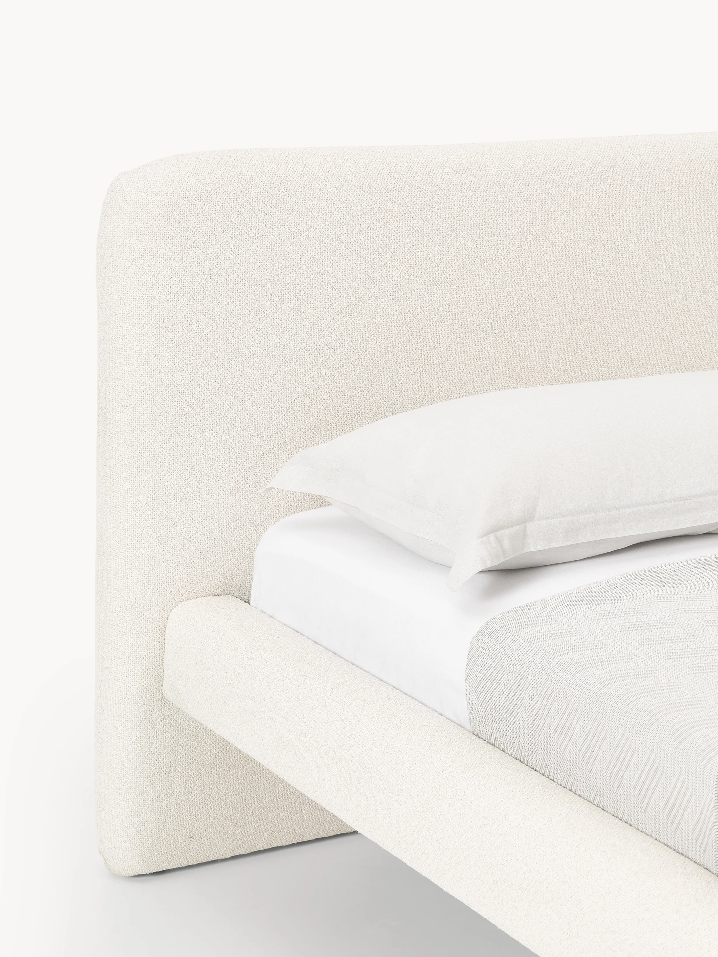 Bouclé gestoffeerd bed Olina met metalen poten