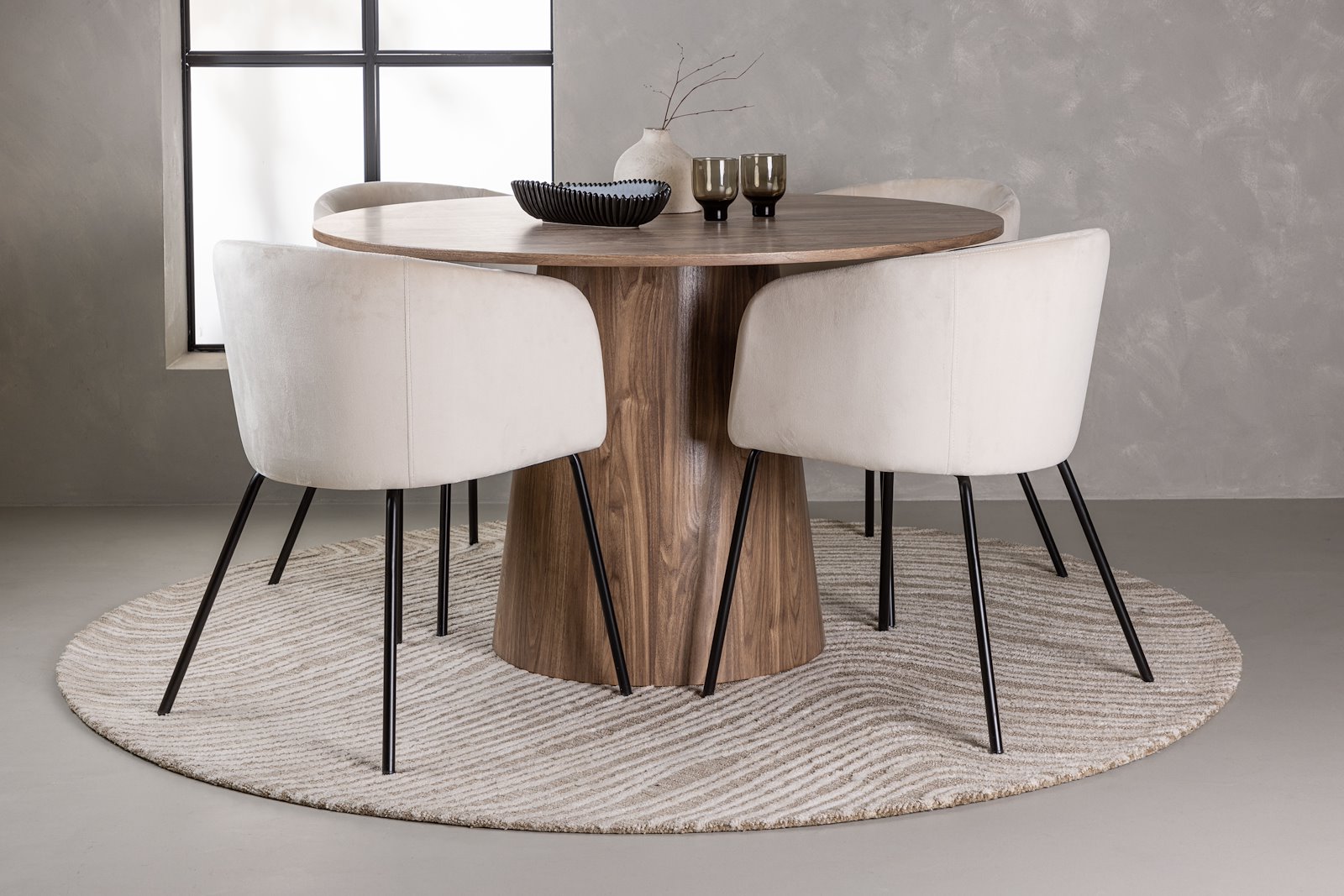 Lanzo og Berit Spisegruppe Lanzo rundt spisebord ø120cm i natur med 4 stk. Berit med arm spisestoler i Beige fløyel og sorte ben.