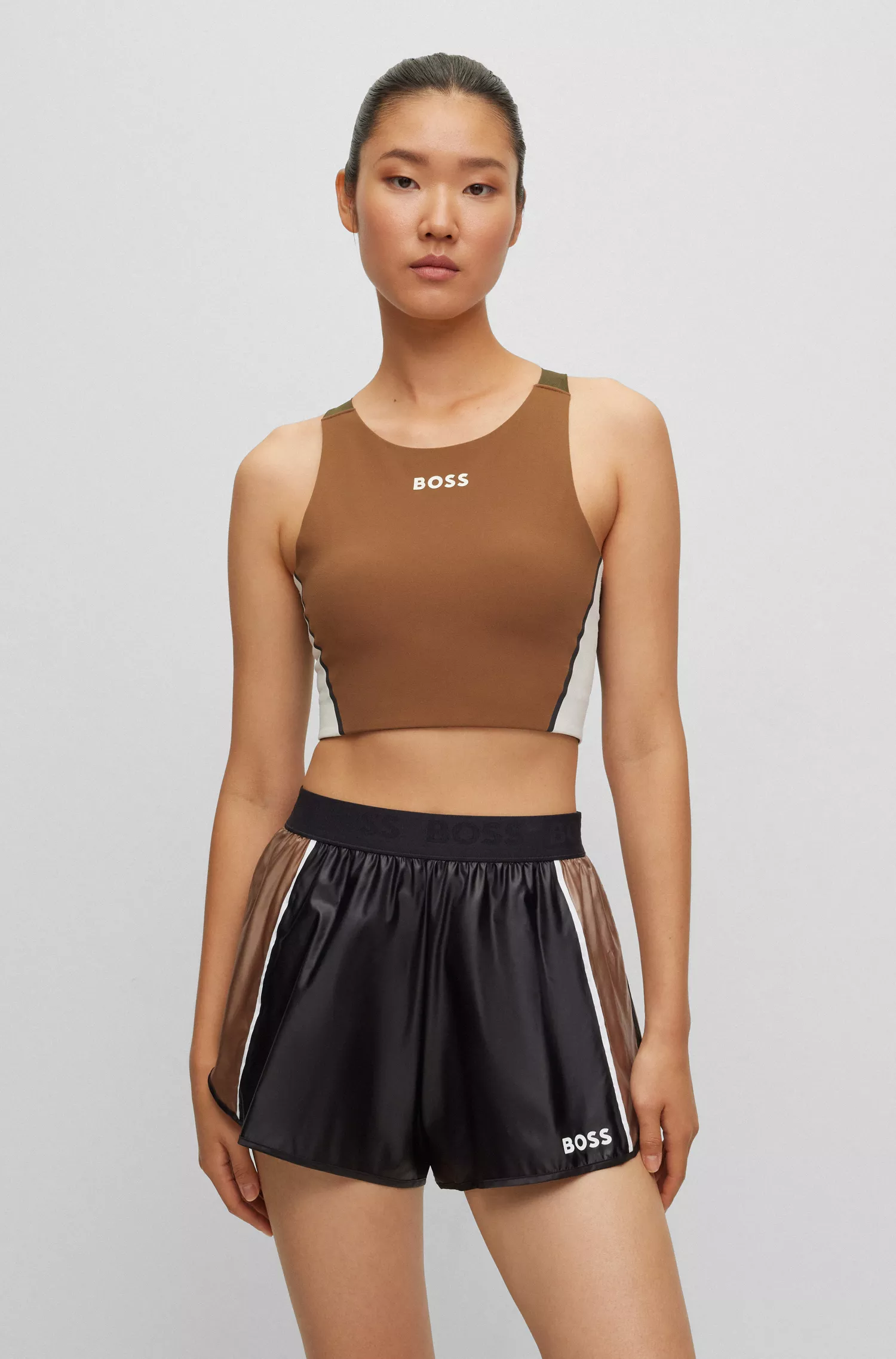 Sutiã esportivo BOSS Black-BOSS x Alica Schmidt com logo e blocos de cores.