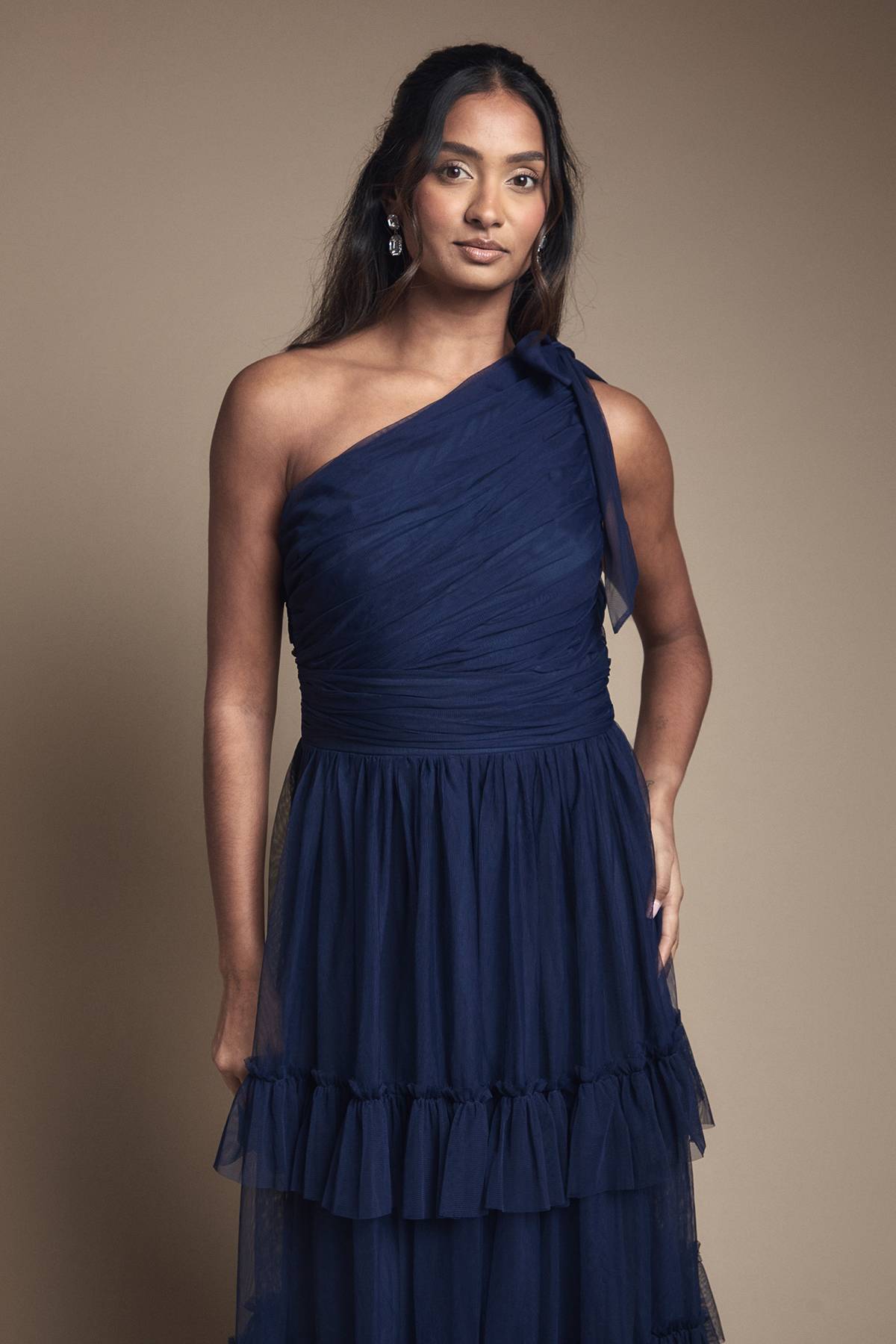 Oasis Robe Longue de Demoiselle d'Honneur Asymétrique en Maille Plissée à Volants