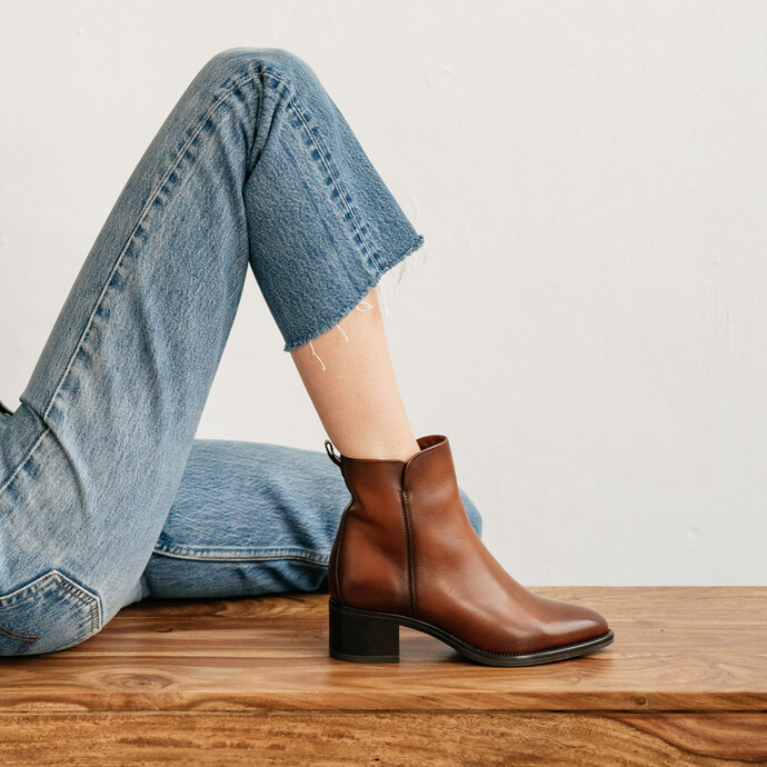 Bottines à talons et bouts pointus  en cuir cognac