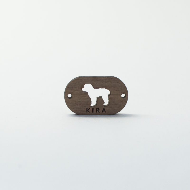 Pulseira de madeira personalizável com desenho de poodle/cão d'água na cor rosa.