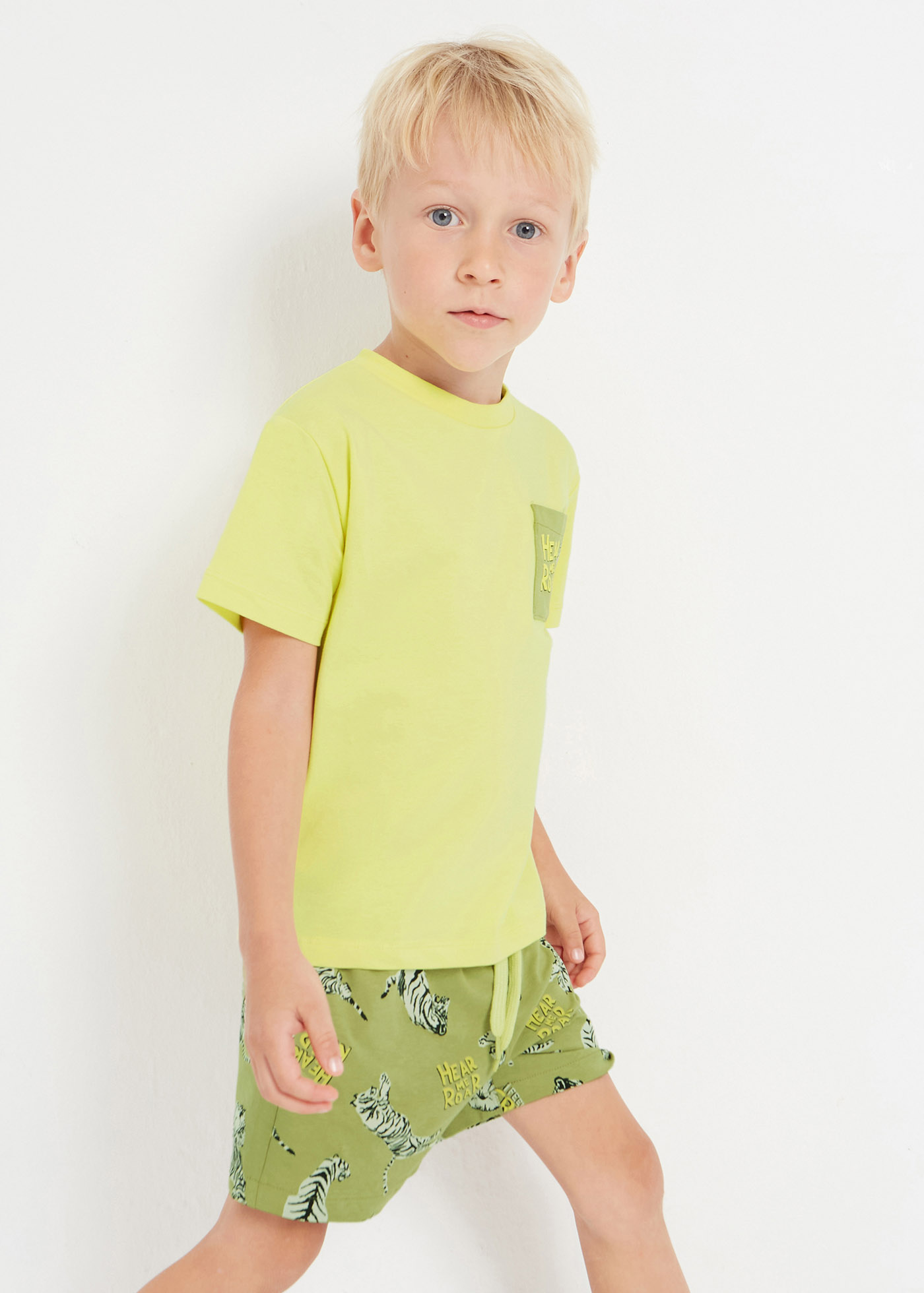 Conjunto de duas peças para meninos, confeccionado em algodão sustentável.