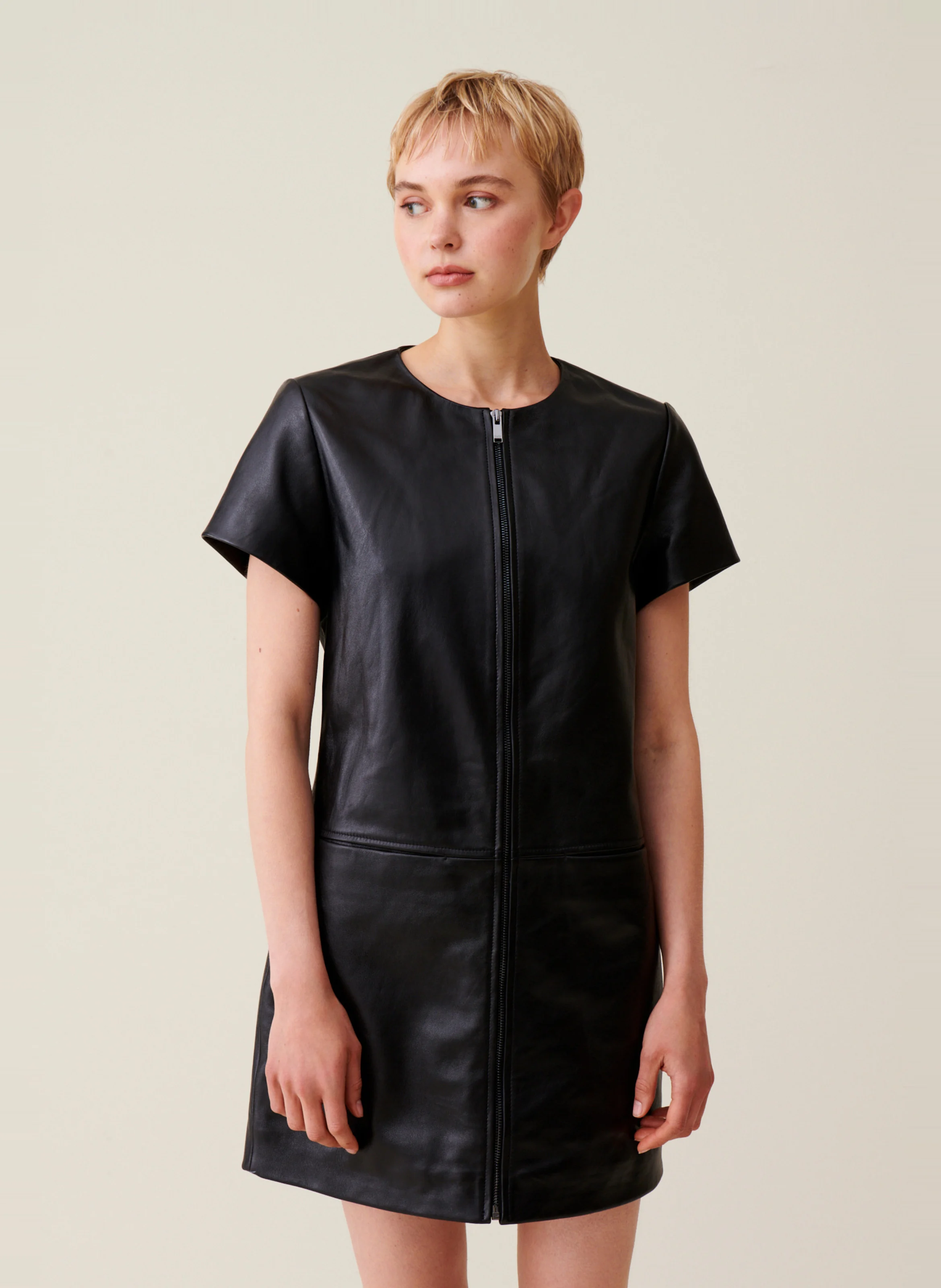 Robe courte zippée en cuir | Noir