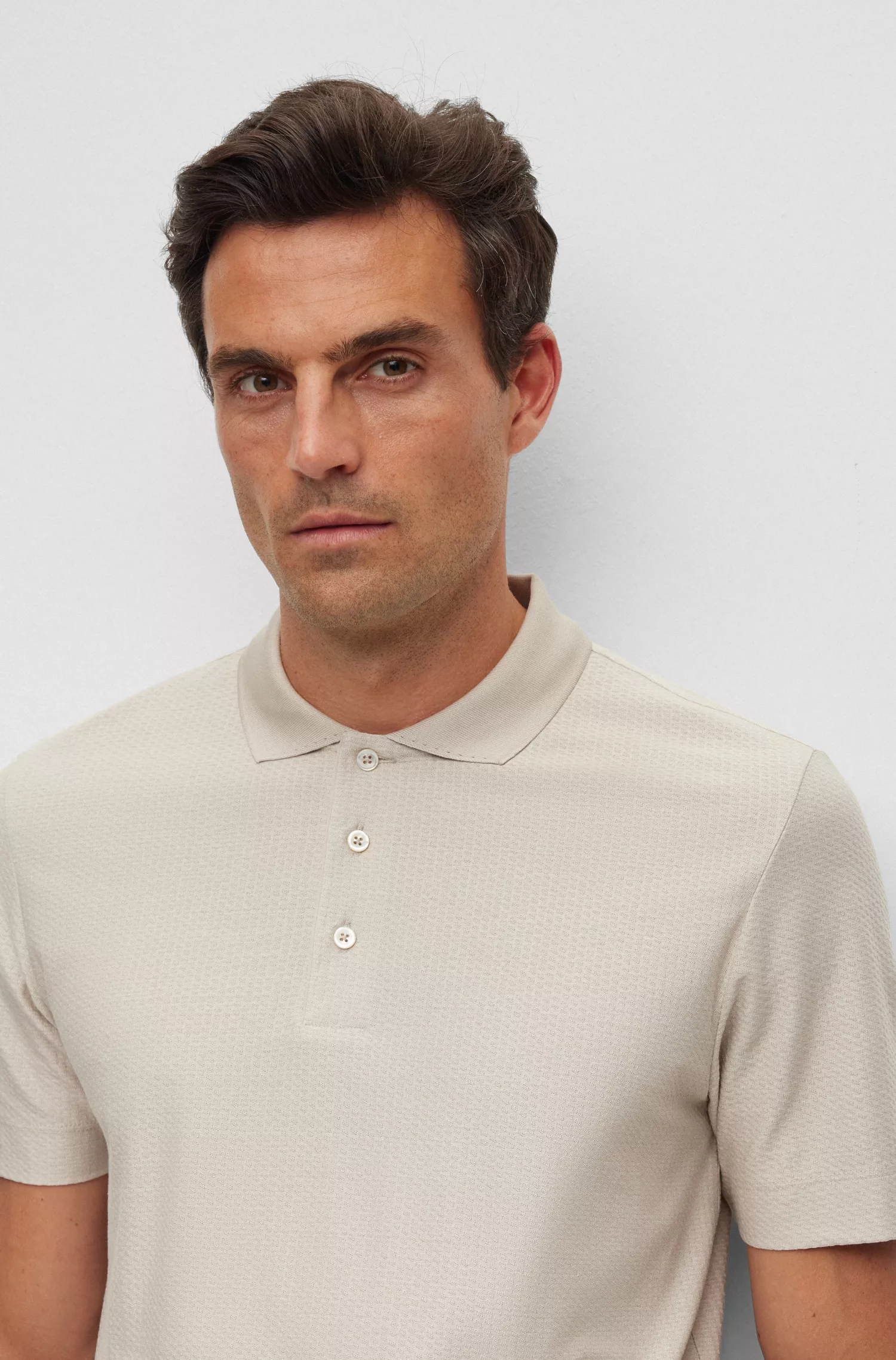Camisa polo BOSS cor camelo, corte regular, em algodão e seda.