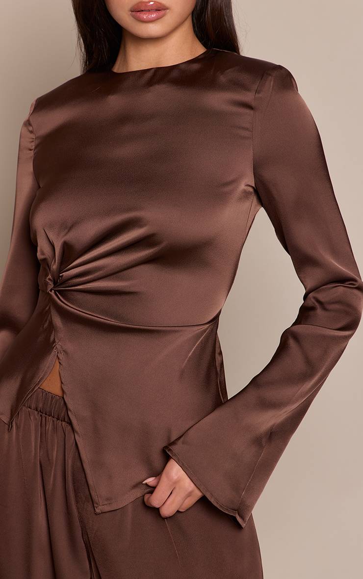 Marron Foncé Top En Satin À Manches Longues Avec Taille Torsadée