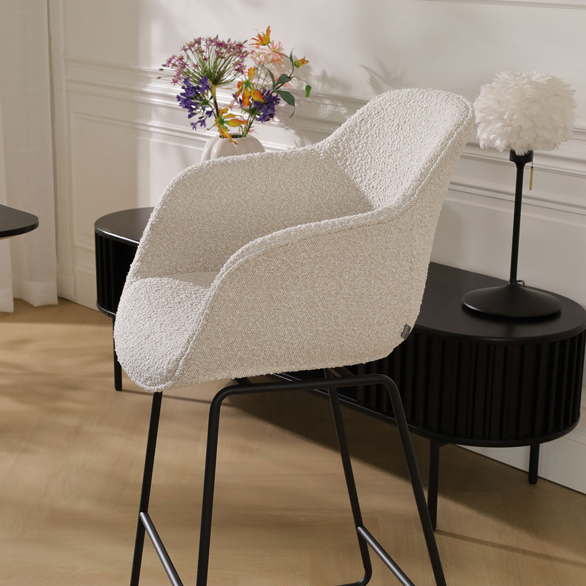 Barkruk Nino-Mare bouclé beige - zwart onderstel - 65 cm
